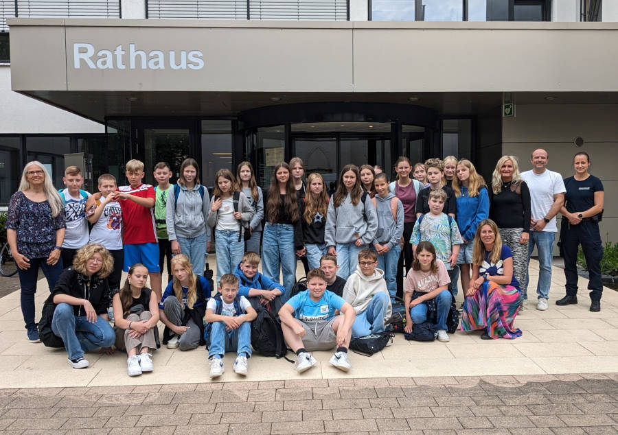 Die Schülerinnen und Schüler der FFG zeigten mit ihren Lehreinnen der polnischen Gastschülergruppe das Rathaus von Leopoldshöhe. Foto: Gemeinde Leopoldshöhe