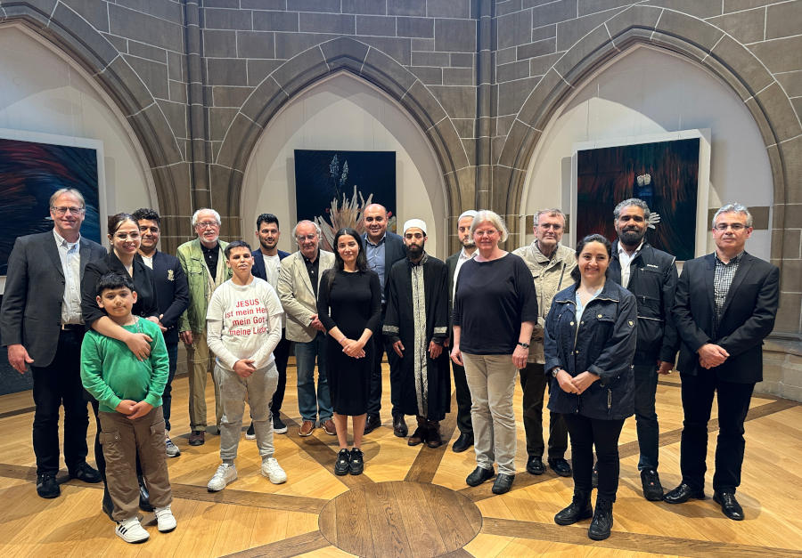 Stehen zusammen: Mitglieder verschiedener Religionsgemeinschaften und Kirchen. Foto: Lippische Landeskirche