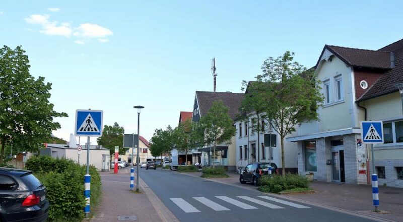 Der Überweg am Rathaus ist mit Pylonen und Laternen gesichert. Foto: Thomas Dohna