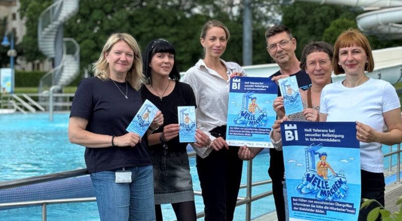 "Welle machen" (von links): Katrin Hinney, Stadtwerke Bielefeld, Gleichstellung, Natalie Pietsch, BBF- Bielefelder Bäder und Freizeit GmbH, Laura Schicker, BBF- Bielefelder Bäder und Freizeit GmbH, Stefan Flechtner, Wiesenbad Bielefeld, Andrea Beck, Mädchenhaus Bielefeld e.V., Agnieszka Salek, Gleichstellungsstelle der Stadt Bielefeld. Foto: Stadt Bielefeld