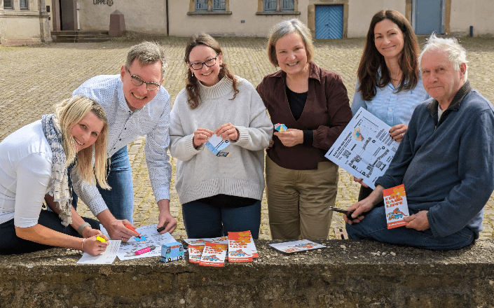 Das Projekt Freiraum Lippe geht demnächst auf Tour durch sieben Orte im Kreisgebiet. Mit dabei ist auch das „Freiraum Multimobil“. Der dazugehörige Bastelbogen wird hier gerade getestet (von links) von Laura Schuster (Kreis Lippe), Jochen Brunsiek (Landesverband Lippe), Larisa Strese-Gassiev (Kreis Lippe), Dr. Sigrun Brunsiek (Wasserschloss Reelkirchen), Karen Zereike (Kreis Lippe) und Dr. Josef Spiegel (Wasserschloss Reelkirchen). Foto: LVL