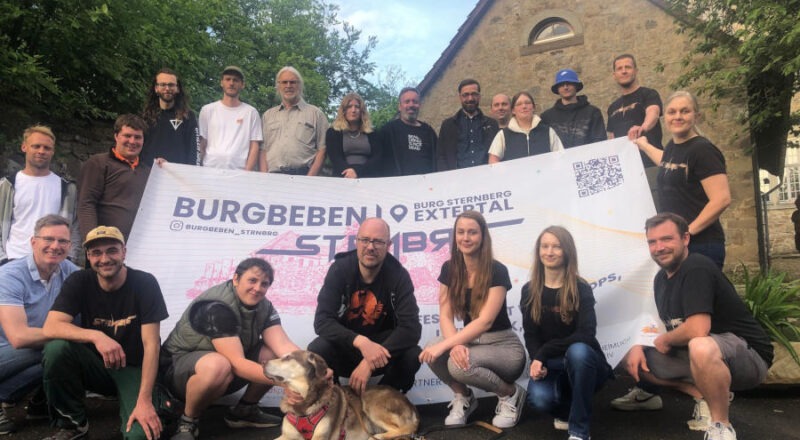 Das Orgateam bereitet mit vielen Ehrenamtlichen bereits seit einigen Tagen das Festival auf der Burg Sternberg vor. Mit freundlicher Genehmigung der LZ, Foto: Martin Hostert