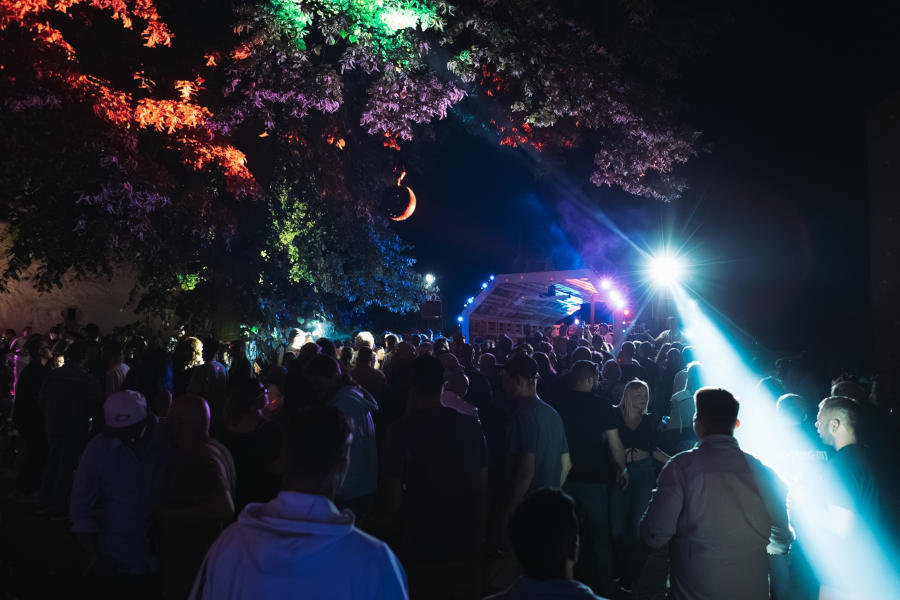 Bereits im letzten Jahr war der Open-Air (Evening) des Festivals ausverkauft und 600 Besucher brachten die Burg im wahrsten Sinne des Wortes zum Beben. Foto: Raphael Aßmuth