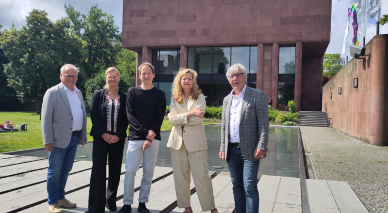 Wollen die Kunsthalle Bielefeld zukunftsfähig machen: (v.l.) Oberbürgermeister Pt Clausen, Christine Harodt (Technische Leiterin im städtischen Immobilienservicebetrieb), Architekt Adam Caruso, Kunsthallendirektorin Christina Végh und Kulturdezernent Dr. Udo Witthaus. Foto: Stadt Bielefeld