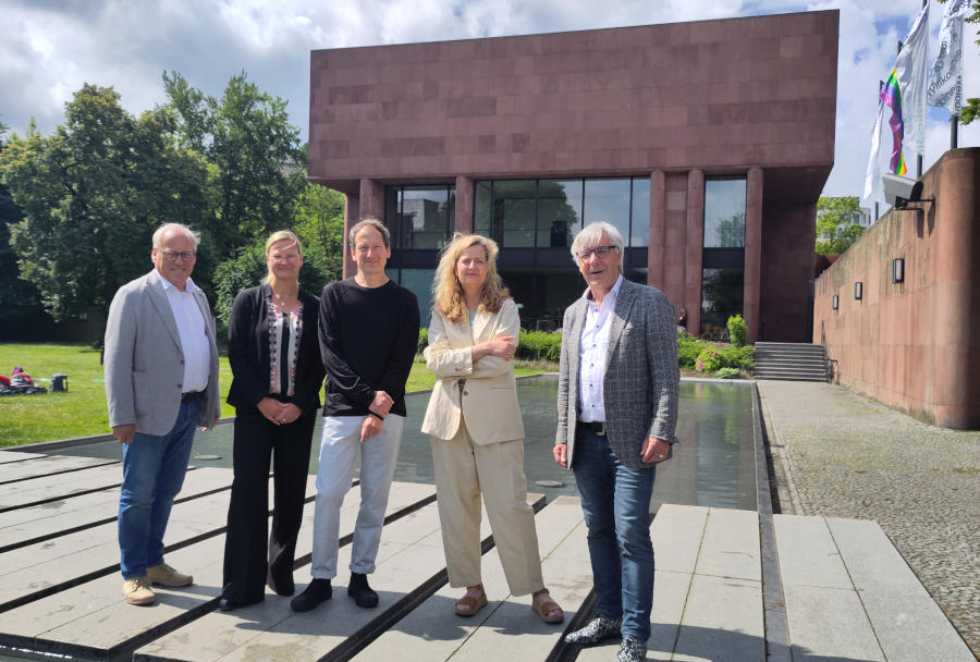 Wollen die Kunsthalle Bielefeld zukunftsfähig machen: (v.l.) Oberbürgermeister Pt Clausen, Christine Harodt (Technische Leiterin im städtischen Immobilienservicebetrieb), Architekt Adam Caruso, Kunsthallendirektorin Christina Végh und Kulturdezernent Dr. Udo Witthaus. Foto: Stadt Bielefeld