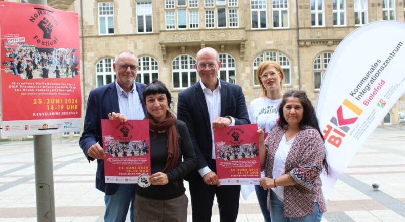 Organisieren das NoRacism Festival: (von links) Norbert Wörmann (Leiter des Kommunalen Integrationszentrums), Mehtap Yilmaz (DIDF e.V.), Ingo Nürnberger (Dezernent für Soziales und Integration), Nina Buchholt (KI) und Gülcan Turan (DIDF e.V.). Foto: Stadt Bielefeld