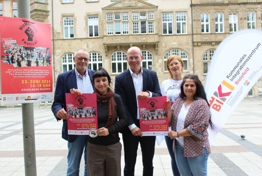 Organisieren das NoRacism Festival: (von links) Norbert Wörmann (Leiter des Kommunalen Integrationszentrums), Mehtap Yilmaz (DIDF e.V.), Ingo Nürnberger (Dezernent für Soziales und Integration), Nina Buchholt (KI) und Gülcan Turan (DIDF e.V.). Foto: Stadt Bielefeld