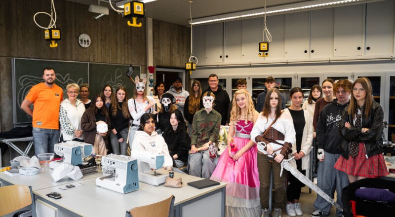 Die Gruppe des Pilotkurses im vergangenen Herbst mit ihren selbstkreierten Kostümen. Foto Cosplay, Lippe Bildung eG
