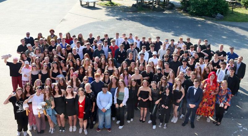 Die Schülerinnen und Schüler der zehnten Jahrgänge der Felix-Fechenbach-Gesamtschule feiern ihren Abschied. Foto: Thomas Dohna