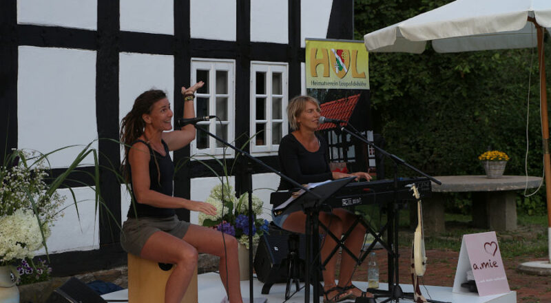 Das Duo a.mie. mit Anne Miebach (rechts) und Nadine Brokmann zauberte französisches Flair auf den Heimathof. Foto: Edeltraud Dombert