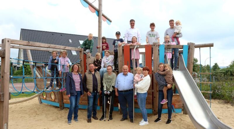 Anwohnerinnen und Anwohner, Eltern, Vertreter der Gemeindeverwaltung und vor allem Kinder waren gekommen, um die Einweihung des Spielpaltzes an der Heinrichstraße zu feiern. Foto: Thomas Dohna