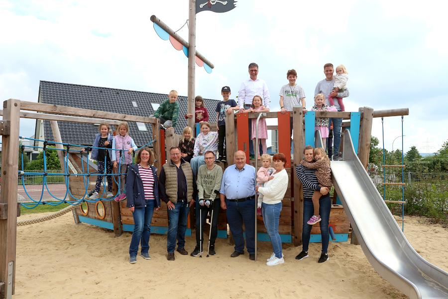 Anwohnerinnen und Anwohner, Eltern, Vertreter der Gemeindeverwaltung und vor allem Kinder waren gekommen, um die Einweihung des Spielpaltzes an der Heinrichstraße zu feiern. Foto: Thomas Dohna