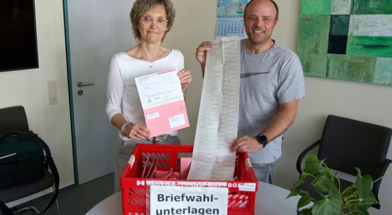 Heike Sunkovsky zeigt einen Wahlschein für die Briefwahl, Frank Sommer den 34 Parteien umfassenden Stimmzettel für die Europawahl am 9. Juni 2024. Foto: Thomas Dohna