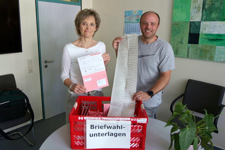 Heike Sunkovsky zeigt einen Wahlschein für die Briefwahl, Frank Sommer den 34 Parteien umfassenden Stimmzettel für die Europawahl am 9. Juni 2024. Foto: Thomas Dohna