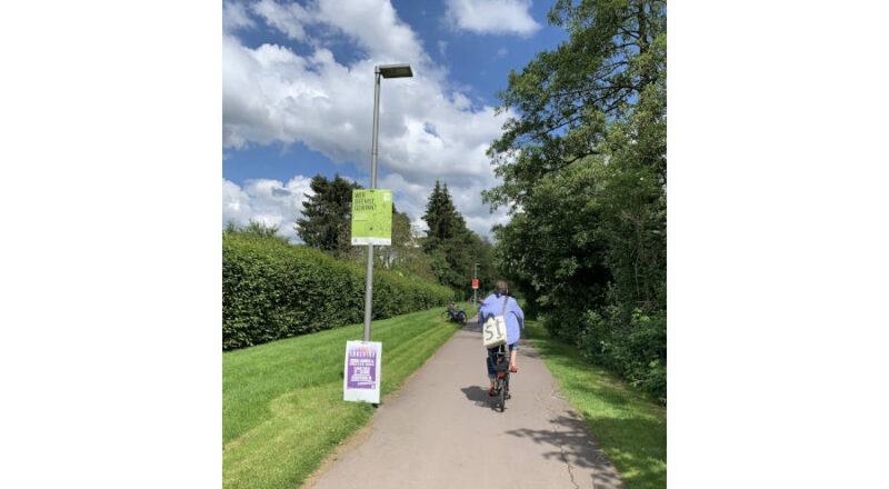 Die Plakate der Kampagne „Miteinander unterwegs“ werben für einen fairen Umgang zwischen den Verkehrsteilnehmenden. Foto: Stadt Bielefeld