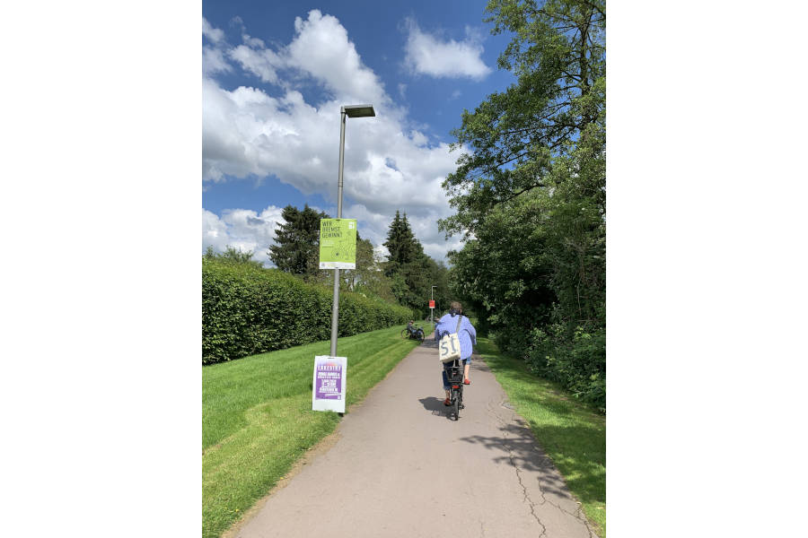 Die Plakate der Kampagne „Miteinander unterwegs“ werben für einen fairen Umgang zwischen den Verkehrsteilnehmenden. Foto: Stadt Bielefeld