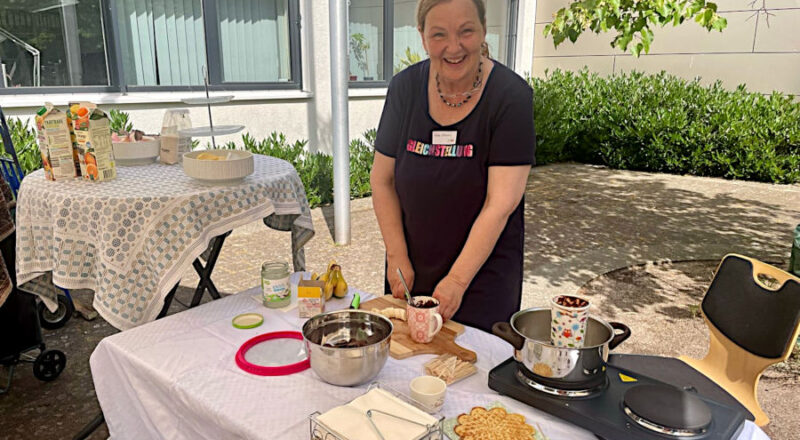Die Gleichstellungsbeauftragte der Gemeinde Grita Behrens macht Fair-Trade Schokobananen. Foto: Lisa Windolph