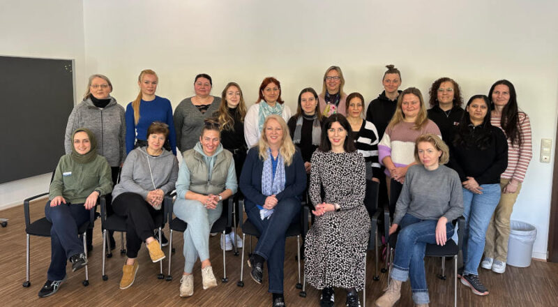 Die neuen Elternlotsinnen mit den Koordinatorinnen Louisa Jacobsen-Angelakis (Netzwerk Lippe, fünfte von links) und Margit Monika Hahn (Kreis Lippe, vierte von links). Foto: Netzwerk Lippe GmbH