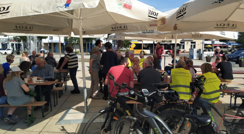 Nach dem Abschlussradeln im letzten Jahr trafen sich die Teilnehmer bei Sonnenschein auf dem Marktplatz. Foto: Almut Mäscher