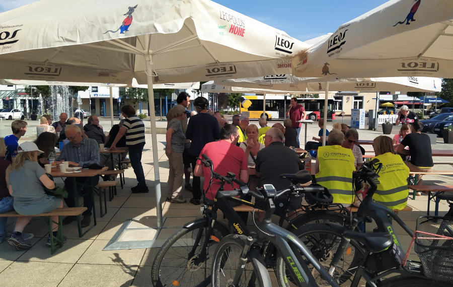 Nach dem Abschlussradeln im letzten Jahr trafen sich die Teilnehmer bei Sonnenschein auf dem Marktplatz. Foto: Almut Mäscher