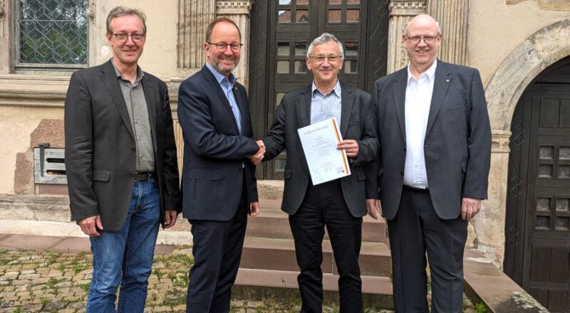 Mario Rakuša (zweiter von rechts) erhält seine Urkunde für das Dienstjubiläum von Verbandsvorsteher Jörg Düning-Gast (zweiter von links), Museumsdirektor Dr. Michael Zelle (links) und Andreas Tewes (rechts) (Leiter Fachbereichsleiter Personal & Organisation). Foto: Landesverband Lippe