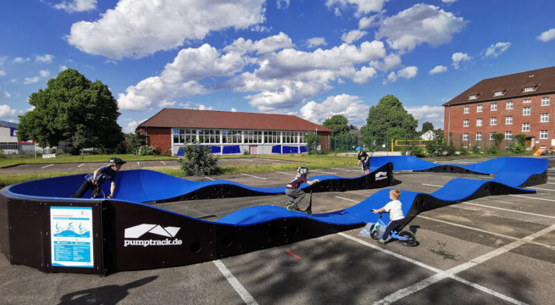 Jugendliche-und-Kinder-auf-dem-Pumptrack_Rochdale-Barracks. Foto: Stadt Bielefeld