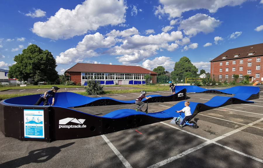 Jugendliche-und-Kinder-auf-dem-Pumptrack_Rochdale-Barracks. Foto: Stadt Bielefeld