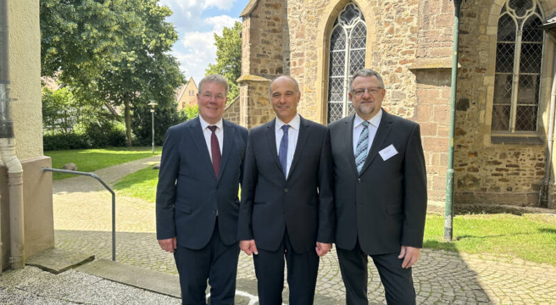 Gratulierten dem neuen Juristischen Kirchenrat Martin Bock: Landessuperintendent Dietmar Arends (links) und Präses Michael Keil (rechts) Foto: Lippische Landeskirche