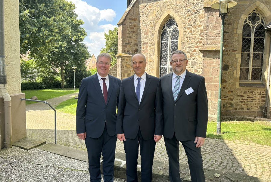 Gratulierten dem neuen Juristischen Kirchenrat Martin Bock: Landessuperintendent Dietmar Arends (links) und Präses Michael Keil (rechts) Foto: Lippische Landeskirche