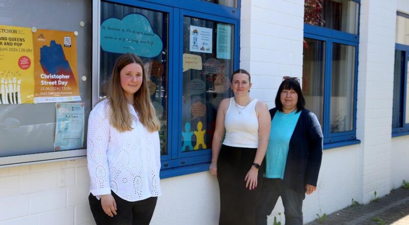 Die Auszubildenden Marion Stachowski (von links) und Taimie Gromann präsentieren mit der Leiterin der Kita Regenbogenkinderland Claudia Märzke die letzte Gestaltung des Kita-Fensters am Bürgermeister Brinkmann Weg. Foto: Edeltraud Dombert