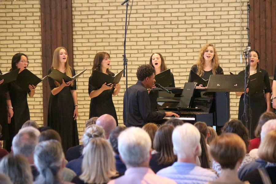 Der Chor "Bel Canto Singers" war in der Kirche der Mennoniten Gemeinde Bechterdissen zu Gast. Foto: Thomas Dohna