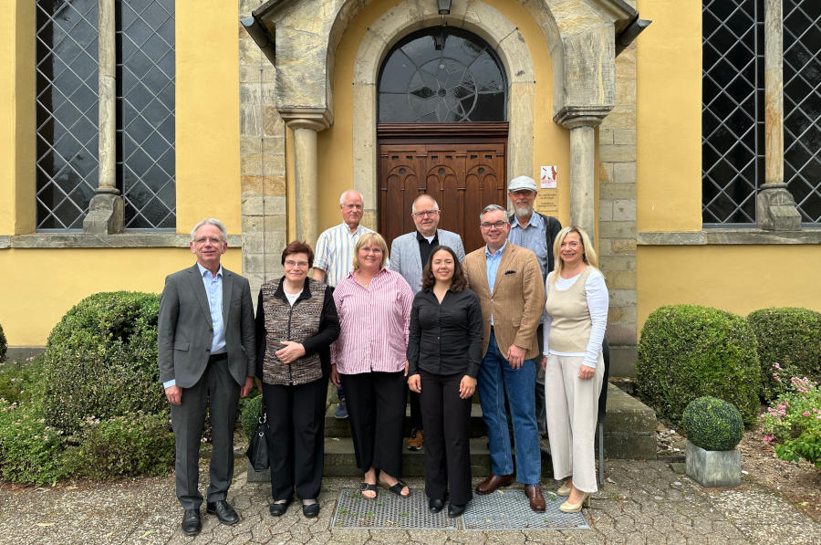 Freuen sich auf den Orgelsommer: Landeskantor Burkhard Geweke, Pfarrerin Sabine Mellies-Thalheim (Schlangen), Heiner Gerdsmeier (Ev.-ref. Kirche Langenholzhausen), Bianca Rolf (Ev.-ref. Kirche Schlangen) Heinz Kriete (HVV Schlangen), Mariia Schmidt (Ev.-luth. Kirche Lage), Sven Limberg (Lippische Landesbrand AG), Rüdiger Kölling (Dorfleben Langenholzhausen e.V.), Yvonne Huebner (Lippischer Heimatbund). Foto: Lippische Landeskirche