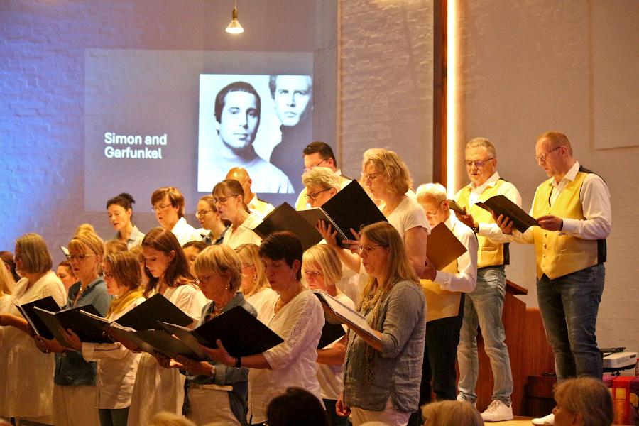 Der Projektchor sang in der evangelischen Kirche Bechterdissen. Foto: Thomas Dohna