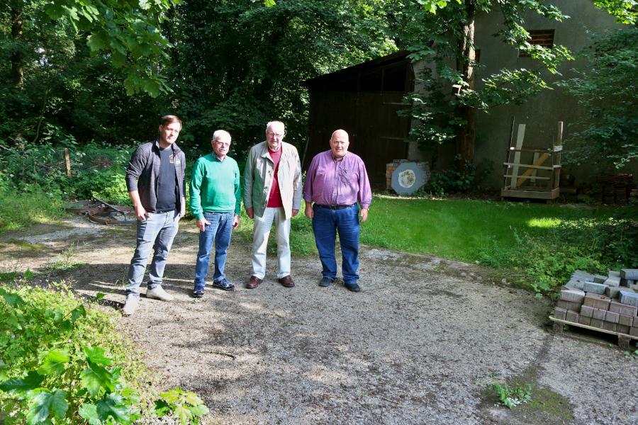 Julian Schulze von der Adolf Schulze GmbH Schulze Holzbau aus Detmold (von links), Heimatvereinsvorsitzender Helmut Depping, Ehrenvorsitzender Rudi Strunk und Kommunalpolitiker Andreas Brinkmann setzen sich für den Bau einer Remise am Heimathof ein. Foto: Thomas Dohna