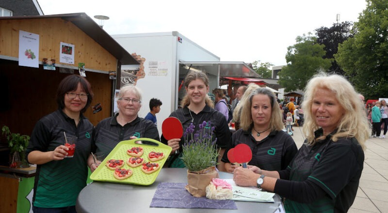 Siyuan Dong, Heike Braun, Lea Kassner, Iris Gerber-Zietek und Corula Wiemer vom TTC Schuckenbaum bieten Erdbeertörtchen an. Foto: Thomas Dohna