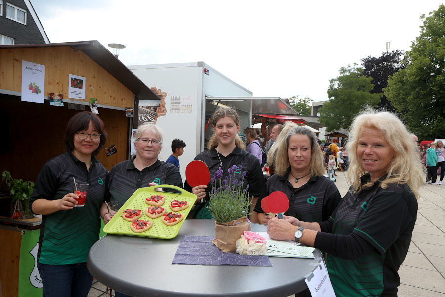 Siyuan Dong, Heike Braun, Lea Kassner, Iris Gerber-Zietek und Corula Wiemer vom TTC Schuckenbaum bieten Erdbeertörtchen an. Foto: Thomas Dohna