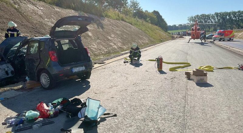 Der Unfall-Pkw ist an der Böschung der neuen Trase zum Stehen gekommen. Der Rettungshubschrauber Christoph13 war ebenfalls alarmiert worden. Foto: Freiwillige Feuerwehr Leopoldshöhe