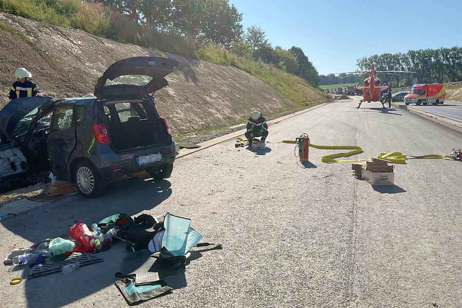 Der Unfall-Pkw ist an der Böschung der neuen Trase zum Stehen gekommen. Der Rettungshubschrauber Christoph13 war ebenfalls alarmiert worden. Foto: Freiwillige Feuerwehr Leopoldshöhe