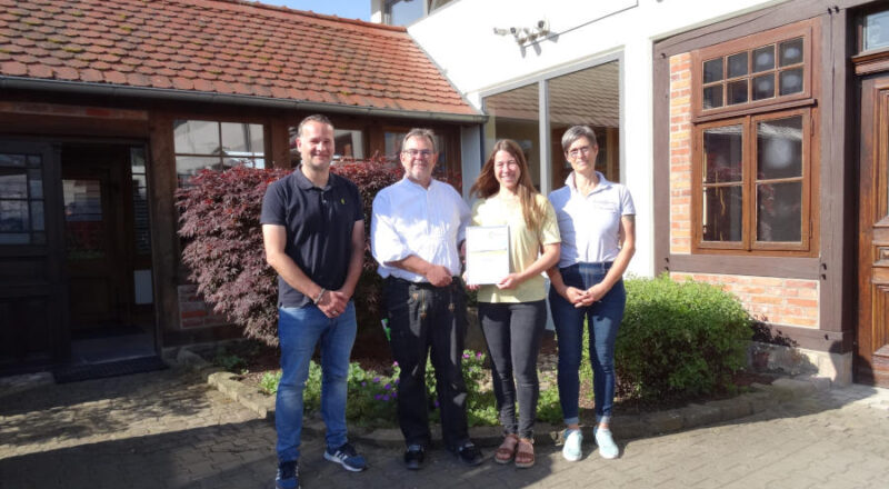 „Kramp & Kramp“, hier bei der Übergabe der „KlimaPakt“-Urkunde, ist ab sofort Mitglied des „KlimaPakts“ des Kreises Lippe. Auf dem Foto zu sehen sind v.l.n.r. Tobias Priß (KlimaPakt Lippe), Guido Kramp (Geschäftsführer Kramp & Kramp), Stefanie Kramp (Geschäftsführerin Kramp & Kramp) und Claudia Moormann (Asisstentin der Geschäftsleitung Kramp & Kramp). Foto: Kramp & Kramp