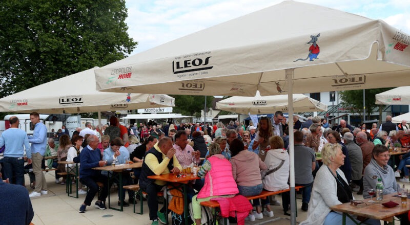 Volles Haus auf dem Marktplatz beim Abendmarkt. Foto: Edeltraud Dombert