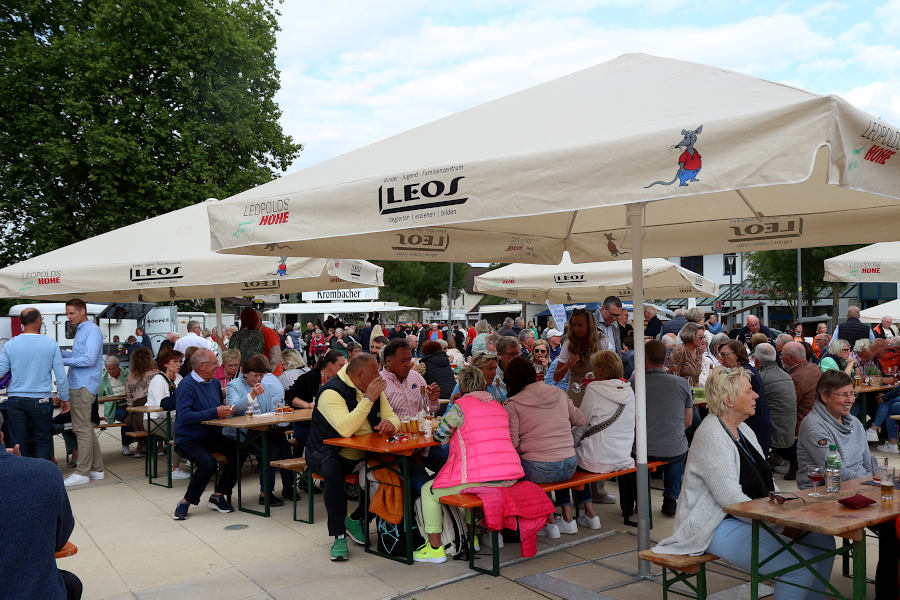 Volles Haus auf dem Marktplatz beim Abendmarkt. Foto: Edeltraud Dombert