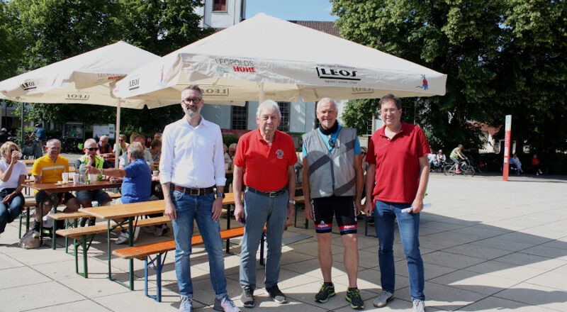 Die Ausrichter des diesjährigen Stadtradelns Reiner Loer (zweiter von rechts) und Michael Kriszan (rechts) mit den Sponsoren Oliver Begemann von der parkasse Lemgo (links) und Gerd Elbrächter. Foto: Edeltraud Dombert