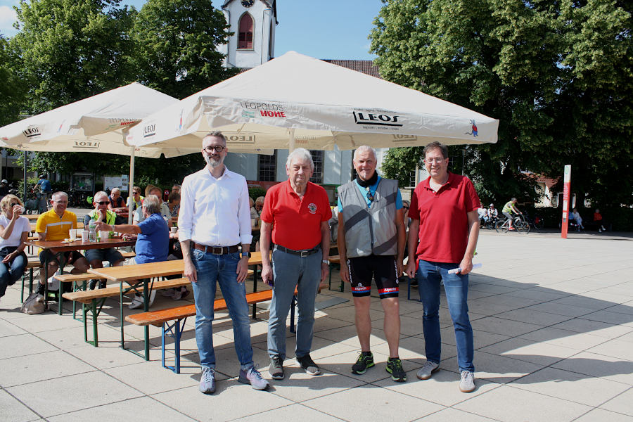 Die Ausrichter des diesjährigen Stadtradelns Reiner Loer (zweiter von rechts) und Michael Kriszan (rechts) mit den Sponsoren Oliver Begemann von der parkasse Lemgo (links) und Gerd Elbrächter. Foto: Edeltraud Dombert