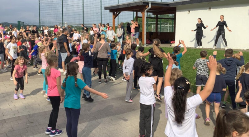 Warm up vor dem Start zum Sportabzeichenfest an der Grundschule Asemissen. Foto: Privat