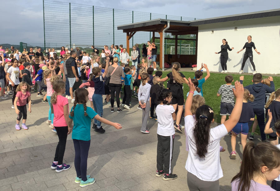 Warm up vor dem Start zum Sportabzeichenfest an der Grundschule Asemissen. Foto: Privat