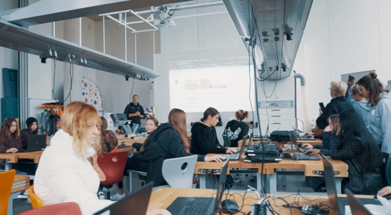Schülerinnen und Schüler im Schülerlabor der Hochschule Bielefeld. Foto: Rapschool NRW