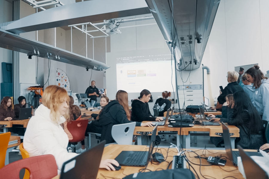 Schülerinnen und Schüler im Schülerlabor der Hochschule Bielefeld. Foto: Rapschool NRW