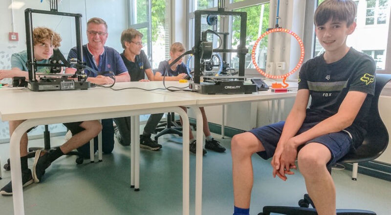 Die jungen 3D-Druck-Spezialisten Enrico, Jan und Luis mit Thomas Mahlmann (zdi-Zentrum Lippe.MINT) und Dozent Ingo Kirchhof. Foto: Lippe Bildung eG
