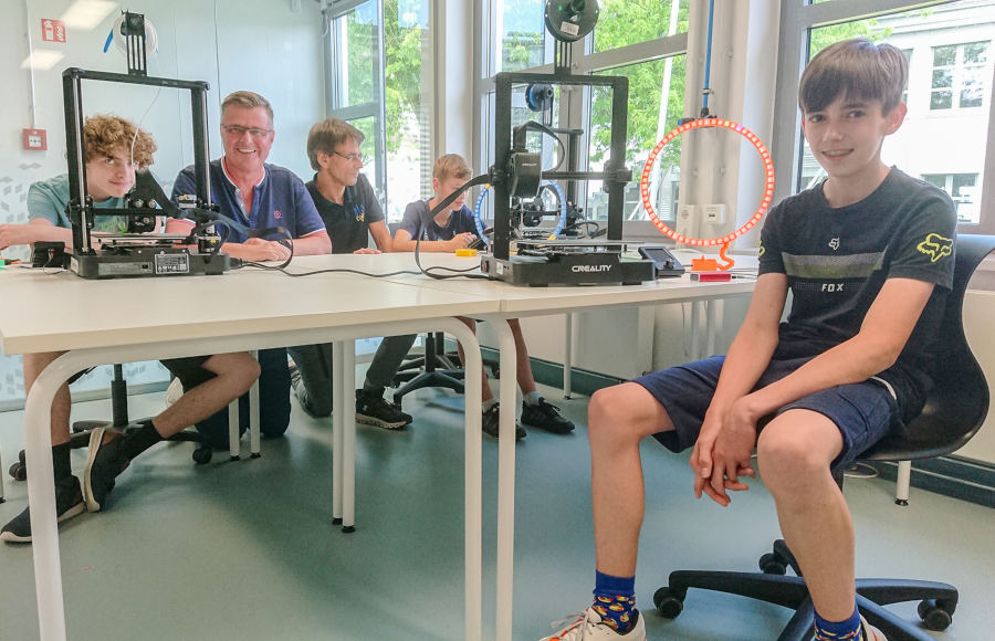 Die jungen 3D-Druck-Spezialisten Enrico, Jan und Luis mit Thomas Mahlmann (zdi-Zentrum Lippe.MINT) und Dozent Ingo Kirchhof. Foto: Lippe Bildung eG