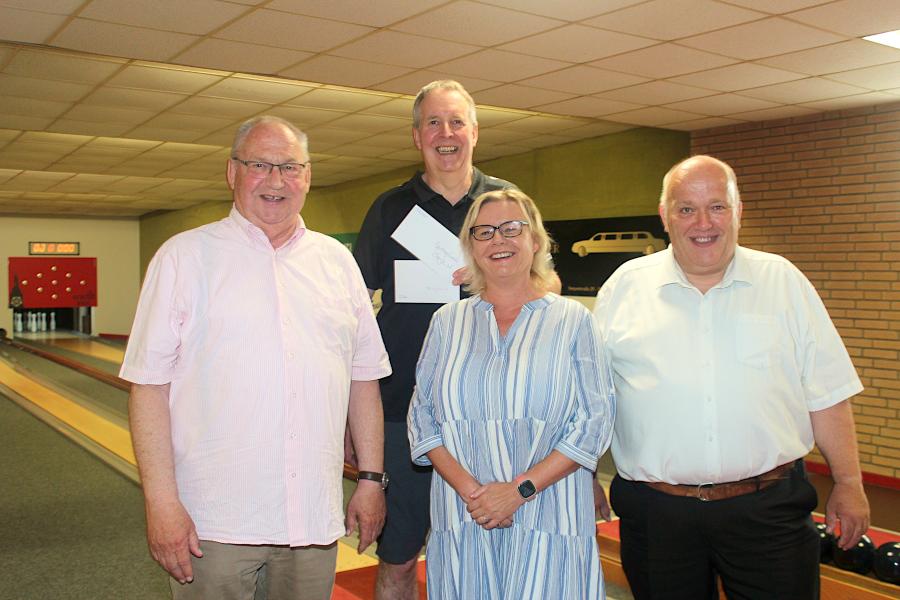 Flachgeschenke: Kurt Kalkreuter, stellvertretender Landrat, Manfred Lammert, Vorsitzender des Kegelclubs Lage-Greste, Heike Holzapfel, Geschäftsführerin des Gemeindesportverbands Leopoldshöhe, Andreas Brinkmann, Vorsitzender des Gemeindesportverbands Leopoldshöhe. Foto: Christine Reuner